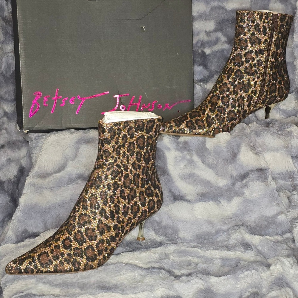 NWB Betsy Johnson Atlass Leopard Print Glitter Kitten Heel Bootie Size 8